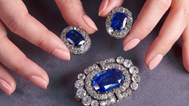 Entre las joyas había un broche con zafiro y diamantes, y unos pendientes, 