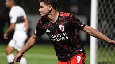 Julián Álvarez abre los brazos para festejar el gol del triunfo ante Platense. 