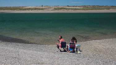 Punta Perdices es una de las playas que deslumbra en el Puerto San Antonio Este, a 65 km de Las Grutas. El pronóstico indica temperaturas máximas de entre 20°C y 27°C  del jueves 6 al domingo 9 de abril.