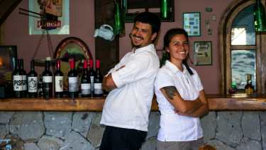 Villa Llanquín: los pescadores subieron al podio a este cocinero del Alto Valle