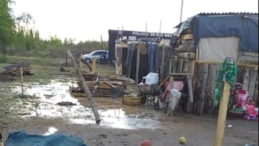 El lote donde familias levantaron precarias viviendas se anegó provocando pérdidas. (Foto gentileza)