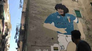 Nápoles descubrirá una estatua de Maradona en el estadio que lleva su nombre