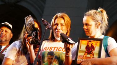 La madre de Lucas llevó 
a la marcha los botines de su hijo: "Esto era el arma". 