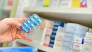 El Gobierno analiza regular los precios de los medicamentos