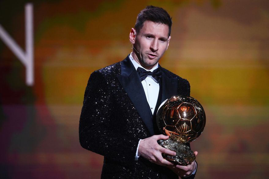 Lionel Messi con el Balón de Oro 2021, el séptimo de su carrera. Es el más ganador del trofeo porque Cristiano Ronaldo tiene 5. 