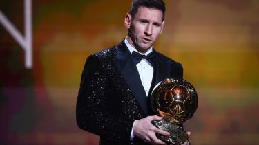 Lionel Messi con el Balón de Oro 2021, el séptimo de su carrera. Es el más ganador del trofeo porque Cristiano Ronaldo tiene 5. 