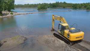 Por el poco agua del río, máquinas tienen que retirar sedimento en el Paseo de la Costa