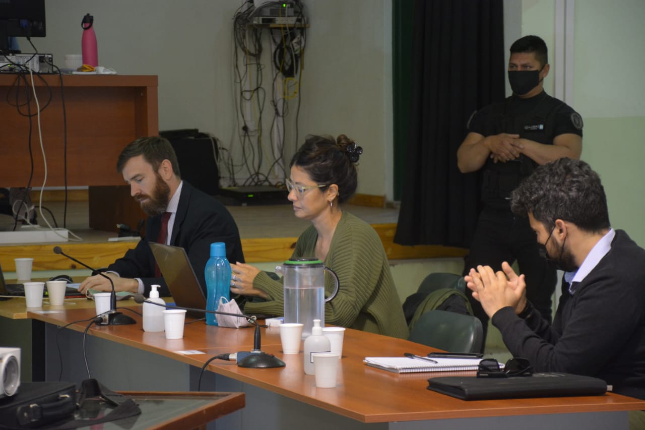 La fiscalía y las querellas pidieron 10 penas de prisión perpetua para los 15 acusados en el juicio La Escuelita (foto Yamil Regules) 