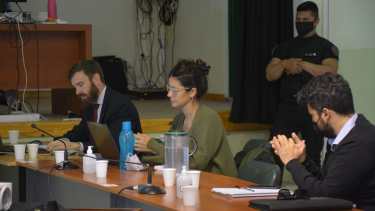 La fiscalía y las querellas pidieron 10 penas de prisión perpetua para los 15 acusados en el juicio La Escuelita (foto Yamil Regules) 