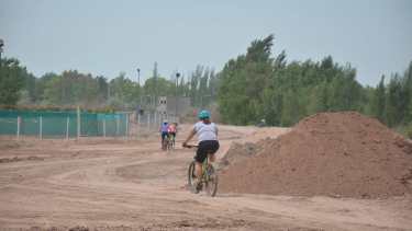 Los trabajos en la península donde se unen los ríos Neuquén y Limay (al fondo) están frenados, pero continúa el acceso vial costero (foto Yamil Regules)
