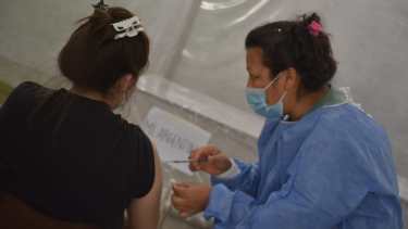 Neuquén vacuna de forma libre en la mayoría de los dispositivos: primeras, segundas y terceras dosis a demanda. (Foto: archivo Yamil Regules)