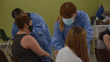En Neuquén la vacunación es libre y a demanda. Se aplican dosis de todas las vacunas. (Foto: Yamil Regules)