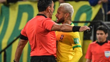 Neymar increpó varias veces a Tobar en el partido de Brasil contra Colombia del jueves pasado. 
