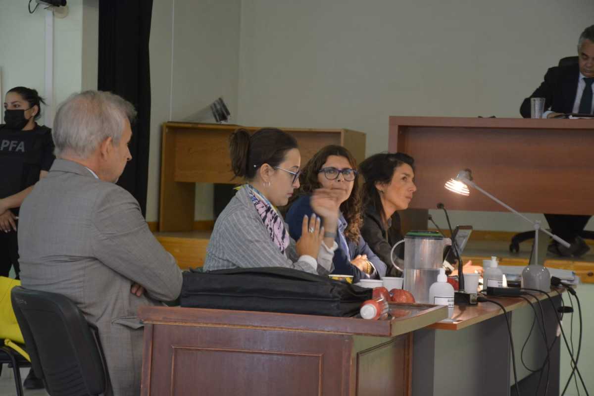 Dos equipos de Defensa Pública: Pablo Repetto y Sabrina Ascani Torres; Gabriela Labat y Celia Delgado, a continuación (foto Yamil Regules)