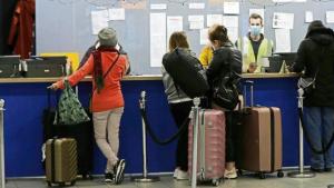 Ómicron: para la Unión Europea, los casos son «leves» en su mayoría pero necesitan «más pruebas»