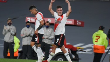 Agustín Palavecino festeja el primer gol de la noche, en la obtención del título. 
