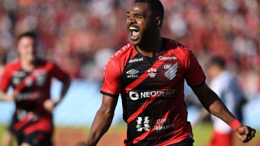 Nikao anotó el gol que significó la victoria en la definición. 