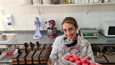 Este emprendimiento, además de Suyai e Isabel, tiene dos empleadas y el hermano que se encarga de organizar administrativamente el emprendimiento.