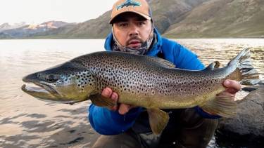 Luciano Tapia, el guía de pesca mendocino antes de la devolución de está gran trucha marrón en la laguna Varvarco Tapia en el norte neuquino, 