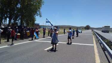 Los retirados permancen a la vera de la 22 para hacer conocer su reclamo por la zona austral. (Foto gentileza)