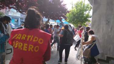 Integrantes de las asambleas por el techo propio reclamaron en las puertas del municipio de Regina. (Foto Néstor Salas)