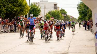 El festejo de Richeze después de superar la línea de meta en la primera etapa. Fotos: Carlos Mir 