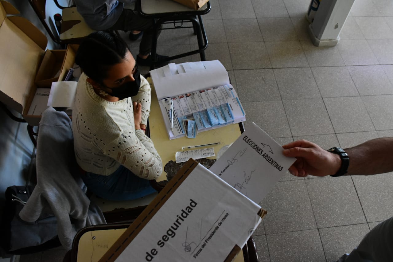 A las 18 se recibieron los últimos votos en la ESRN 1 de Roca. foto: Andrés Maripe.