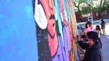 Los trabajos comenzaron el lunes pasado y contaron con la participación de diversos artistas que intervinieron los muros de las calles roquenses y en escuelas. Los chicos también fueron protagonistas. Fotos César Izza.