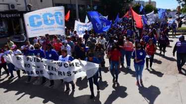 Organizaciones se concentraron luego en avenida Roca y Tucumán. Foto César Izza.