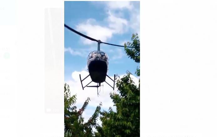 La fuerza de las aspas del helicóptero genera un fuerte movimiento descendente del aire que libera la humedad que quedó en las cerezas tras las lluvias. Foto: Captura de Video. 