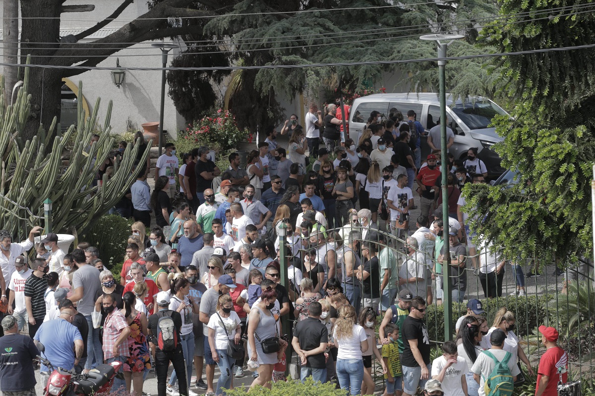 Centenares de personas acompañaron el cortejo de Lucas González hasta el cementerio. 