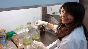 Determinación. La científica Gisella Ferraro colabora en el saneamiento del humedal del Complejo Tecnológico Pilcaniyeu.