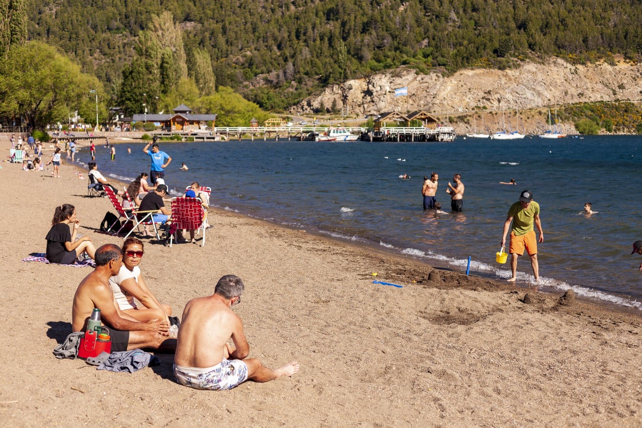 Turistas y residentes disfrutaron de la playa del lago Lácar en San Martín de los Andes. Foto: Patricio Rodríguez 