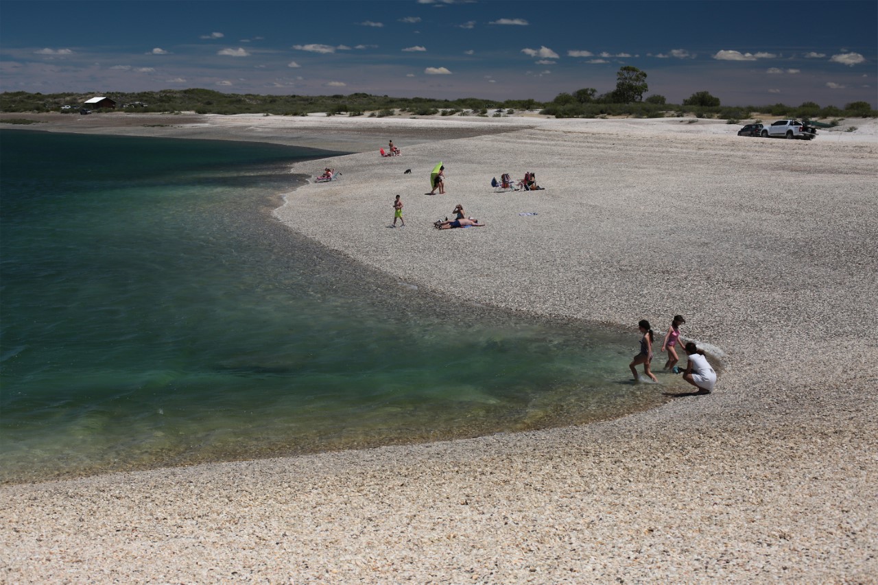 Punta Perdices un escenario natural único, cerca de Las Grutas, fue una de las playas más visitadas de las últimas temporadas en Río Negro.  Foto Martín Brunella.