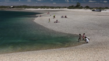 Punta Perdices un escenario natural único, cerca de Las Grutas, fue una de las playas más visitadas de las últimas temporadas en Río Negro.  Foto Martín Brunella.