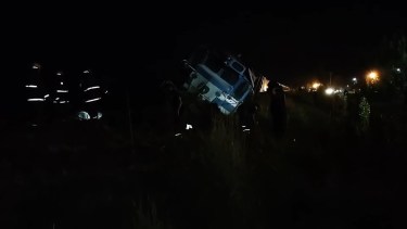 La formación quedó volcada sobre la margen norte de las vías en Huergo. (Foto gentileza)