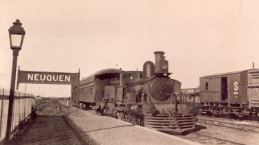 El cruce sobre el río Neuquén permitió un vertiginoso desarrollo del entonces paraje Confluencia. (FOTO: Museo Paraje Confluencia)