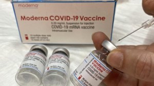 Ómicron: Moderna advirtió que las vacunas podrían ser menos eficaces contra la nueva variante