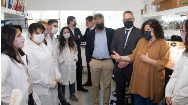 Los ministros Filmus, Vizzotti y Kulfas siguen el desarrollo de la vacuna.