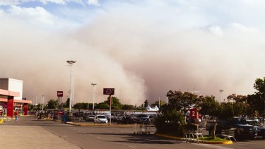 La impresionante nube de polvo cubrió el cielo de San Juan.