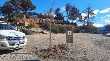 Señalaron que empresas y particulares no respetan la señalización que prohíbe el ingreso al mirador. Foto: Gentileza Parque Nacional Nahuel Huapi.