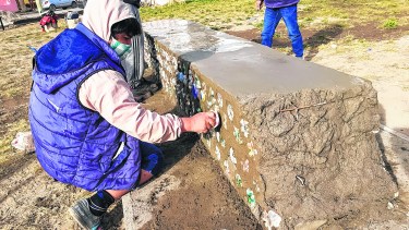 La Municipalidad impulsó la recolección de botellas rellenas de papel para construir bancos.