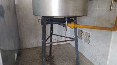 En el colegio denuncian que una de las conexiones mal hechas es este mechero por la cercanía de la manija para abrir el gas con la ubicación de la llama. Foto: gentileza.