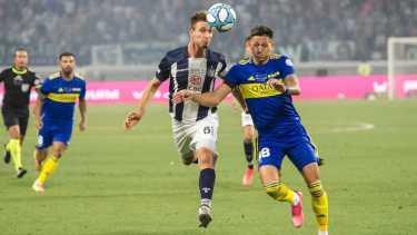 Vázquez y Komar pelean por el balón en el Boca-Talleres, que terminó con victoria del Xeneize por penales. 