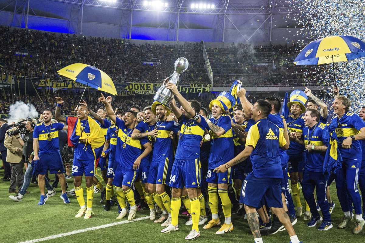 Los jugadores de Boca con el trofeo de la Copa Argentina. 