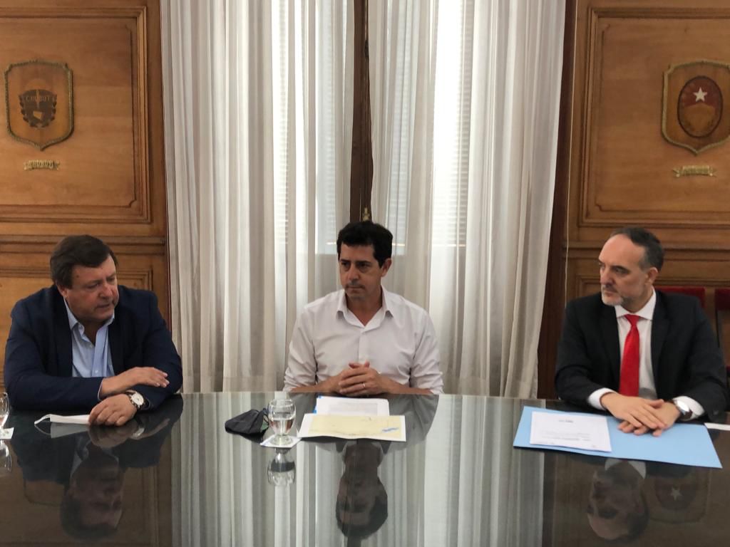 El ministro del Interior, Wado de Pedro, junto al senador Martín Doñate y el diputado Alberto Weretilneck.