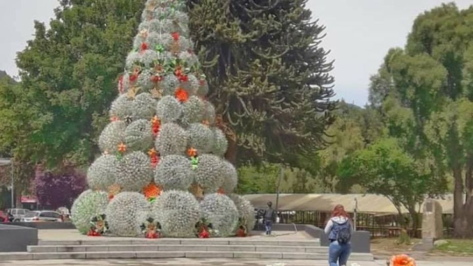 La navidad cordillerana incluye el clásico encendido del arbolito en la plaza de San Martín de los Andes. (FM Del Lago)
