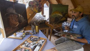 Un apasionado de la pesca con mosca, pinta y pesca en San Martín de los Andes