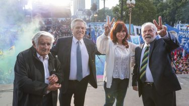 Alberto Fernández, Cristina Kirchner, Mujica y Lula encabezaron el acto por el Día de la Democracia. (Foto: Telam)