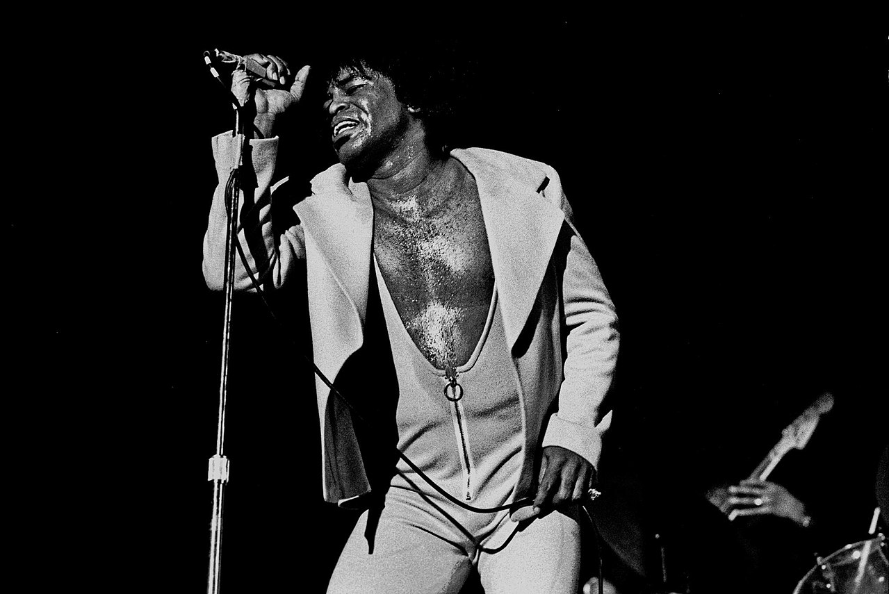 James Brown durante un show del año 1973.